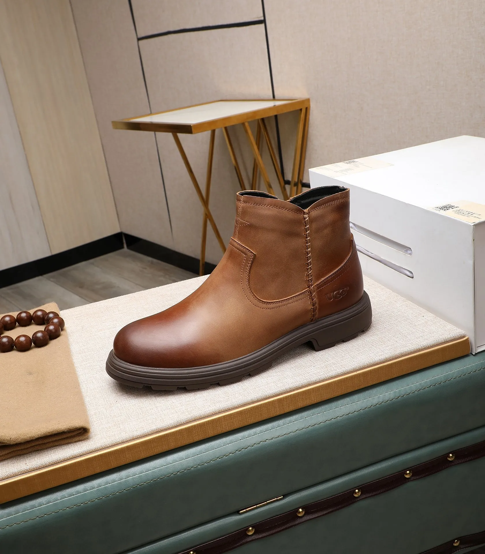 Men's men's shoes💰640 UGG (100% genuine wool lining, 10% off for fake ones) Please pay attention to the quality of the original order and compare the thickness of the wool🏮🏮Hot-selling UGG from Australia's warm luxury brand men's shoes, the official website is synchronized, Beckham men's style..., made of imported top-layer waxed cowhide, waxed toe cap, Australian real wool velvet lining Carefully sewn...Imported rubber Martin boots outsole (comfortable, soft and wear-resistant). I really like the quality..Exquisite workmanship. You can't put it down at first sight. Size 39-44